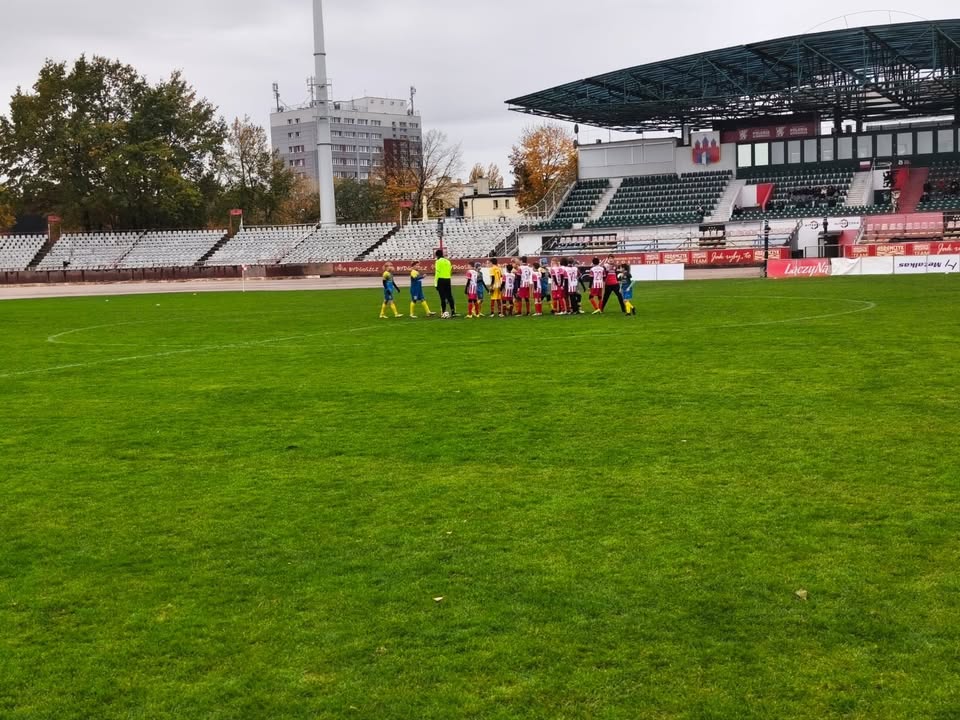 MŁODZIK D2 grupa popołudniowa Trener Konrad: Drużyna młodzików zmierzyła się w niedzielę z absolutnym liderem…